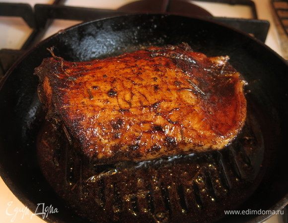 Прожариваем на сковородке со всех сторон. Переварачиваем лопатками (не вилкой, чтобы сохранить сочность).