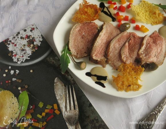 Подаем с соусом, сладким перцем, чипсами и каперсами. Например, с таким соусом: желток, горчицу, масло, сок лимона, пасту трюфельную (или, как у меня, каштановую), соль перемешиваем. Для чипсов сыр натираем, кладем на горячую сухую сковородку, даем просушиться, зарумяниться. Приятного!