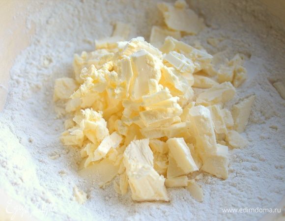 В муку покрошить холодное масло из морозилки.