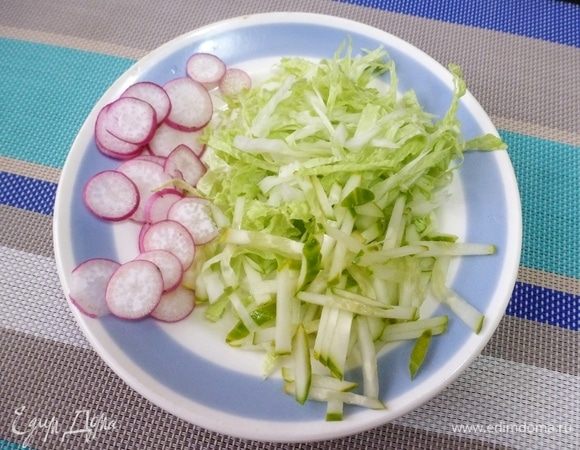 Пекинскую капусту нарезать соломкой вместе со свежим огурцом. Сдобрить растительным маслом. Солить или нет, зависит от того, какой соус будет подан к спринг-роллам. Но я предпочитаю не солить. Редиску нарезать кружками.