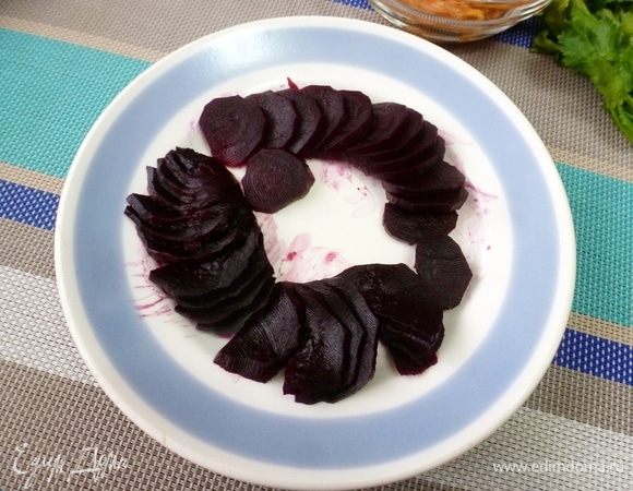 Свеклу сварить до готовности, охладить и нарезать кружками, если свекла маленькая, или соломкой, если крупная. Свекла должна быть вкусной и сладкой.