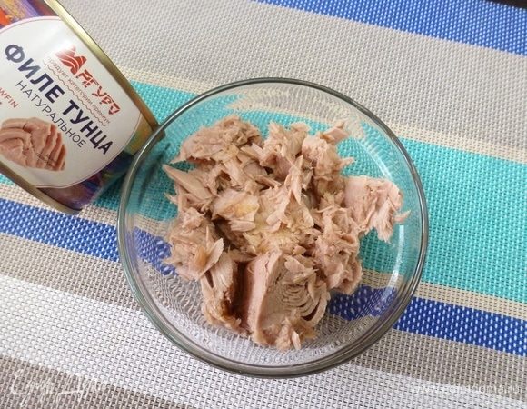 С тунца ТМ «Магуро» слить жидкость и разобрать рыбу на небольшие кусочки.