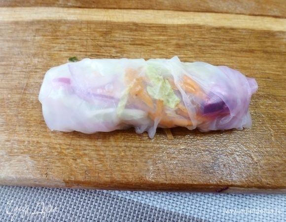 Завернуть рисовый блинчик с начинкой конвертом. Вот и все, спринг-роллы готовы. Остается только подать к ним соус. Соус может быть любой, что вам нравится — майонез с зеленью или чесноком, соевый соус с зеленым луком и кунжутным маслом.