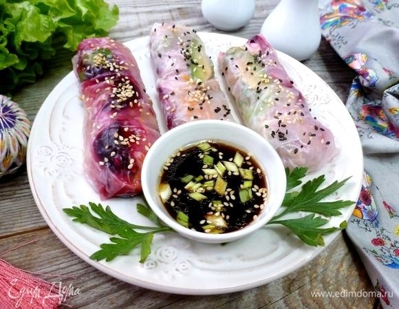 У меня соус для спринг-роллов из соевого соуса с зеленью и кунжутным маслом с добавлением сахара. Очень вкусно и гармонично получается. При подаче посыпать подсушенным кунжутом. Попробуйте, это очень вкусно. Приятного аппетита!