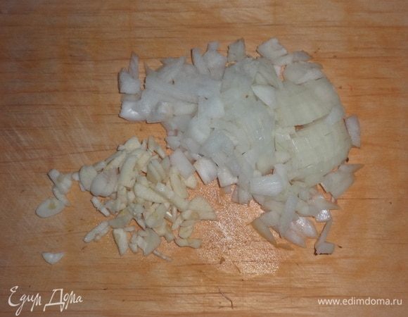 Для соуса лук и чеснок очистить, нарезать мелкими кубиками.