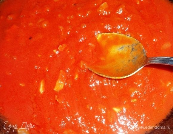 В сковороду с обжаренными луком и чесноком вылить разведенную томатную пасту.