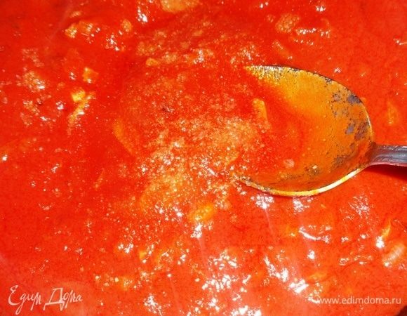 Положить по вкусу соль и сахар, перемешать. Тушить на медленном огне 10–15 минут до загустения. Томатный соус немного остудить.