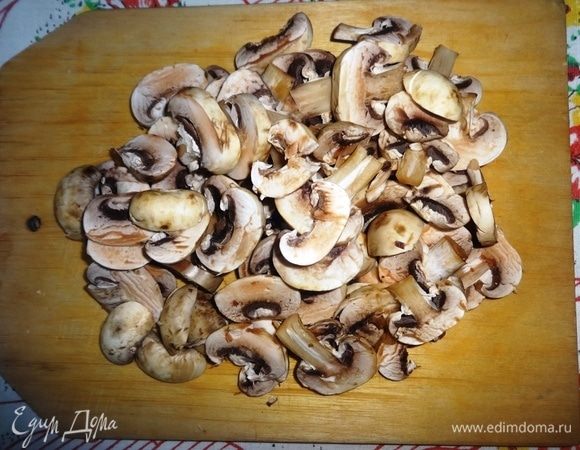 Шампиньоны помыть, обсушить бумажным полотенцем. Нарезать тонкими пластинами. Сбрызнуть лимонным соком.