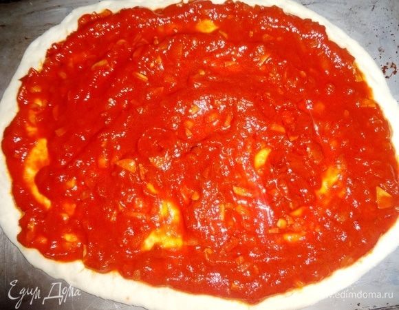 Смазать тесто приготовленным томатным соусом на основе томатной пасты ТМ «Помидорка».