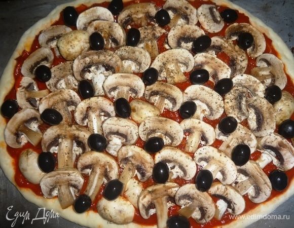 Посыпать свежемолотым черным перцем, выложить маслины.