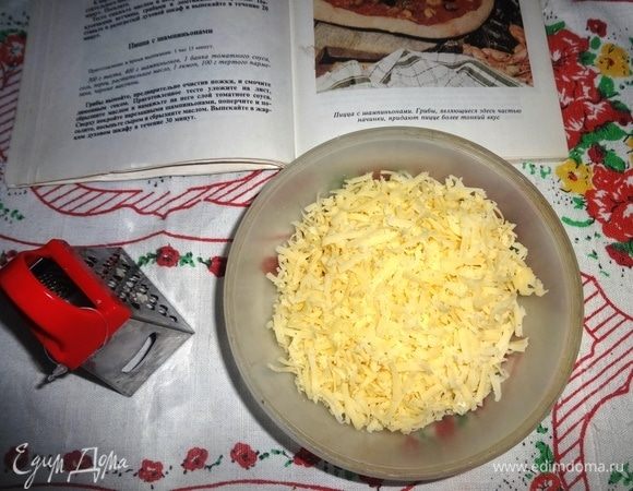 Сыр натереть на крупной терке.