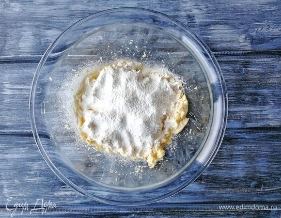 Теперь добавляем муку. Ее количество напрямую зависит от влажности рикотты: чем она больше, тем больше потребуется и муки. Моя рикотта была достаточно влажная, поэтому я использовала 12 ст. л. муки. Иногда рикотта бывает почти сухой, и тогда необходимо всего 5–7 ст. л. муки.