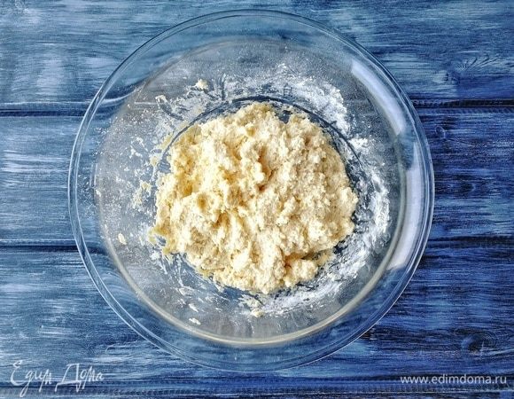 Вмешиваем муку. Тесто должно получиться достаточно мягким. Оно ни в коем случае не должно быть твердым, как мы обычно делаем для привычных нам ленивых вареников. Его консистенция должна быть такой, чтобы было можно сформировать шарик, липнующий к рукам.