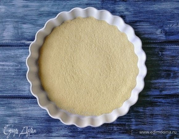 В противень, который поместится затем в холодильник, насыпаем семолину. Семолина — это та же манка, которую делают из твердых сортов пшеницы. Она отличается от обычной более насыщенным цветом. Нет семолины — возьмите манку.