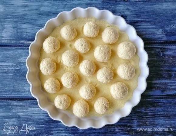 Смачиваем руки холодной водой и приступаем к формированию ньокков. Конечно же, форма может быть любая, но мои дети и внуки любят именно круглые. Диаметр формы около 3-х см. Сформированные ньокки выкладываем в противень с семолиной.