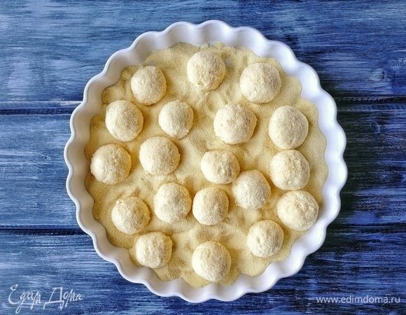 Теперь аккуратно обкатываем ньокки в семолине. Она должна полностью их покрыть, в этом залог нашего кулинарного успеха!