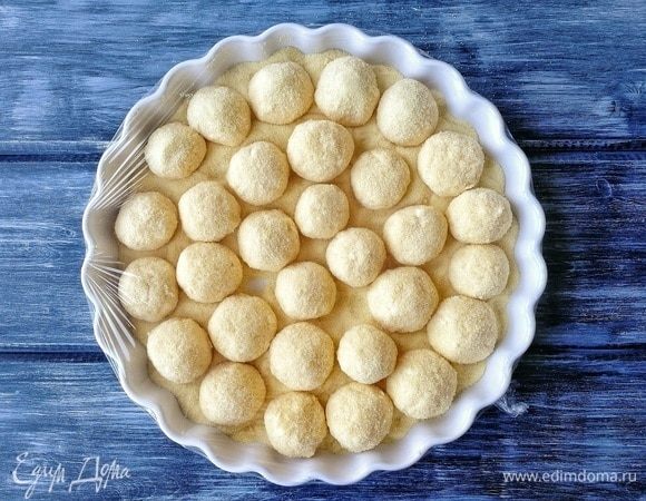 Из указанного количества ингредиентов получается 35 ньокков диаметром 3 см. Оставляем их в противне с семолиной, накрываем пищевой пленкой и ставим в холодильник на 6 часов. А можно заготовку сделать с вечера и оставить на ночь, тогда утром на завтрак порадуем свою семью вкусненькими вареничками! Да, не переживайте, если ньокки касаются друг друга: они не слипнутся. А все благодаря семолине! Справедливости ради необходимо отметить, что можно и 5 минут подержать ньокки в семолине (манке), чтобы успела образоваться корочка, но чем дольше, тем лучше!