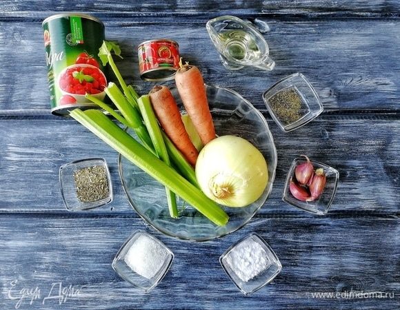 Примерно за минут 40 до того, как будем варить ньокки, начинаем готовить ароматный овощной соус.