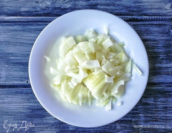 Для этого репчатый лук сначала нарезаем кольцами, а затем — четвертинками.