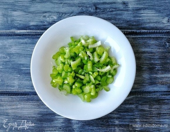 Стебли сельдерея необходимо нарезать кольцами.