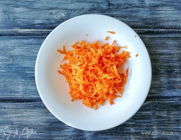 Морковь натираем на крупной терке.