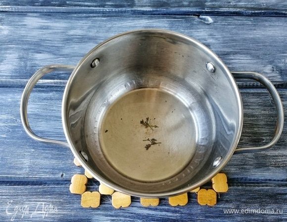 В сотейник наливаем растительное масло и разогреваем его. Добавляем немного тимьяна и даем аромату раскрыться, секунд 15 будет достаточно!