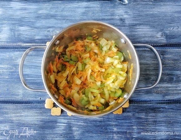 Добавляем лук, морковь и сельдерей и обжариваем до прозрачности лука.