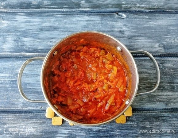 Возвращаем сотейник на плиту, даем закипеть, уменьшаем огонь до минимума и тушим минут 20–25. Овощи должны стать мягкими, а соус увариться.