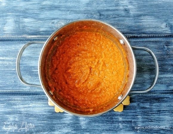 Погружным блендером пюрируем наш соус до однородности. Возвращаем сотейник на огонь, доводим до кипения и сразу снимаем. Накрываем крышкой, пусть постоит.