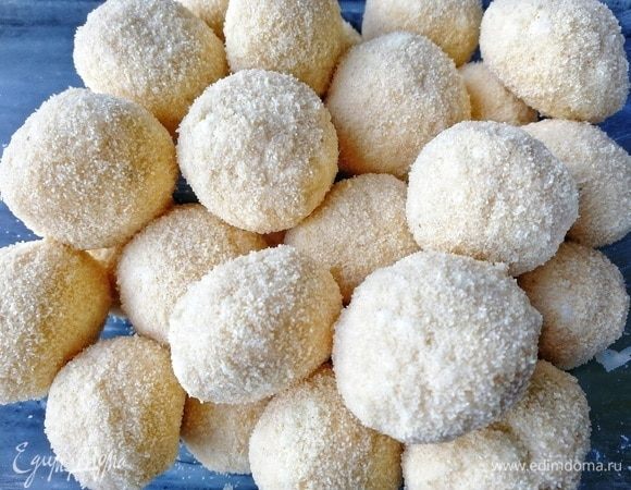 На плиту ставим кастрюлю с достаточным количеством воды, пусть закипает. Достаем ньокки из холодильника. Посмотрите, как они похожи на рафаэлло! Лишнюю семолину (манку) нужно стряхнуть. Кипящую воду слегка подсаливаем, но не сильно! Кладем ньокки в кипящую воду и варим всего 3 минуты, не более!