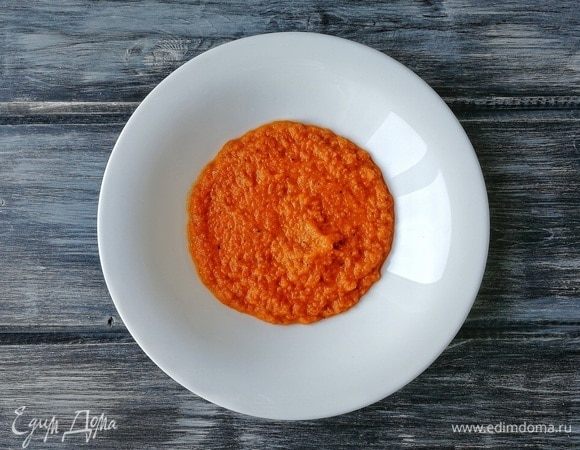 На дно тарелки наливаем наш томатно-овощной соус.