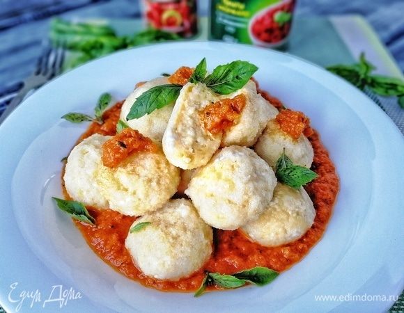 Сверху выкладываем горячие ньокки. Их даже не надо смазывать сливочным маслом, они не слипаются! Поливаем ньокки ароматным соусом и посыпаем листиками свежего базилика.