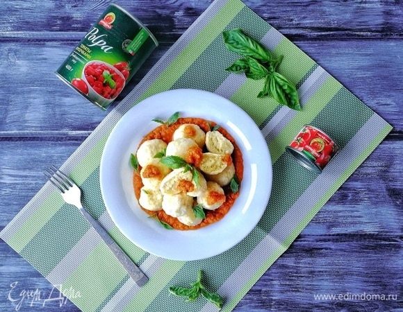 У нас получилось очень вкусное, сытное и ароматное блюдо! Благодаря тому, что мы подержали ньокки в семолине, сверху образовалась корочка, которая на дала вытечь сыру при варке. Ньокки отлично держат форму! Представьте, вы вкушаете наше блюдо: сверху нейтральная оболочка из семолины. Далее следует нежнейшее сочетание рикотты и пармезана, которые вместе придают блюду соленость. Теперь мы окунаем половинку ньокка в волшебный соус, сладковатый на вкус, и получаем настоящее гастрономическое удовольствие от сочетания сладкого и соленого! Просто, сытно и безумно вкусно! Кроме того, ньокки остаются нежными даже после того, как полностью остынут и постоят в холодильнике! Приятного аппетита!