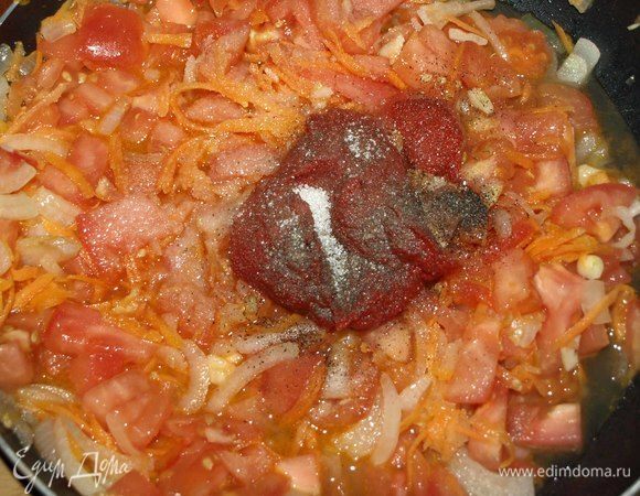 Добавляем томатную пасту, соль, перец, сахар и томим 3 минуты. Томат разный, и сахар лучше отрегулировать по своему вкусу.