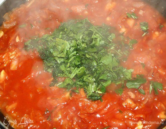 Добавляем рубленую зелень и снимаем с огня.