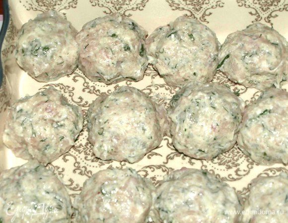 Достаем из холодильника фарш. Формируем фрикадельки (руки при необходимости смочить водой).