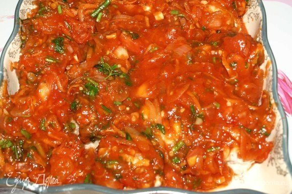 Заливаем томатным соусом. И оправляем в разогретую до 180°C духовку на 45 минут.