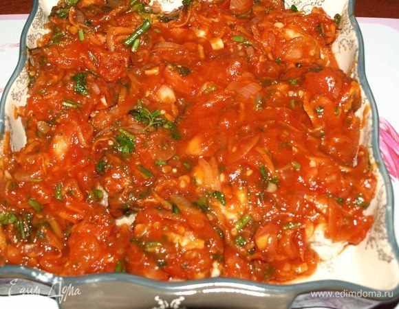 Заливаем томатным соусом. И оправляем в разогретую до 180°C духовку на 45 минут.