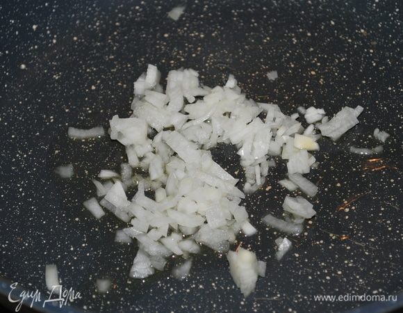 Лук нарежем и обжарим на оливковом масле 5 минут.
