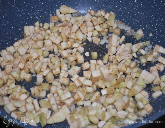 Баклажан почистим, нарежем на маленькие кубики и добавим к луку. Все вместе обжарим до мягкости баклажанов.