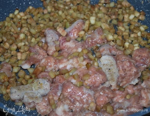 Свиные колбаски освободим от оболочки и добавим к овощам. Обжарим все вместе до готовности колбасок.