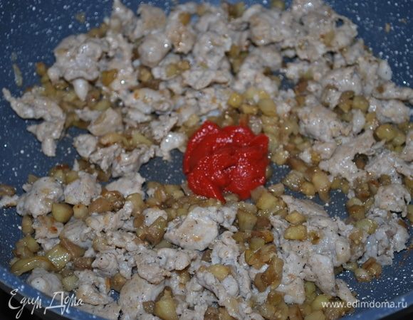 К начинке добавим томатную пасту ТМ «Помидорка», обжарим все вместе в течение 2 минут.