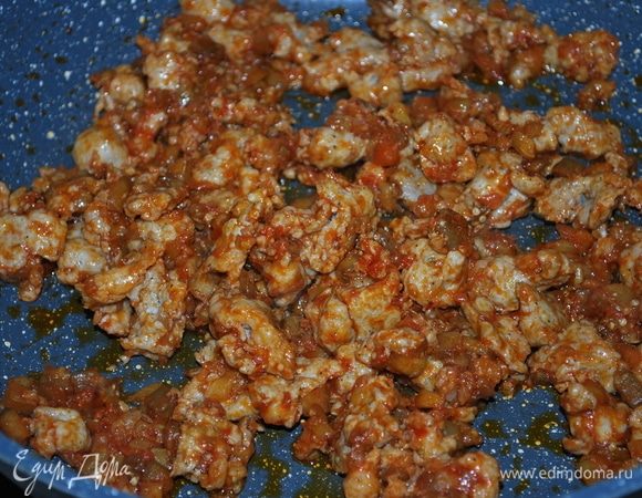 К готовой начинке добавим тимьян, черный перец, попробуем на соль.