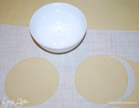 Раскатываем тесто толщиной примерно 4 мм, вырезаем большие круги.