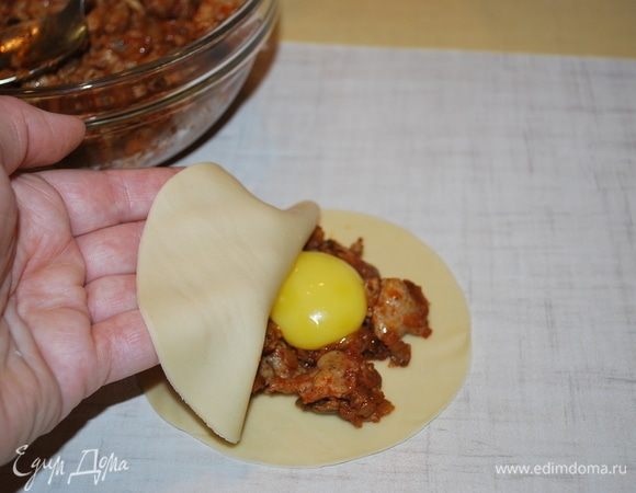 Кладем начинку, делаем углубление в начинке и сверху кладем яичный желток. Аккуратно закрываем сверху тестом, чтоб не повредить желток. Я сделала 4 равиоли с яичным желтком и 2 равиоли с колбасной начинкой без яичного желтка, всего получилось 6 штук.