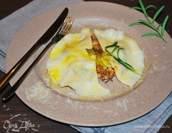 Готовые равиоли поливаем маслом и посыпаем пармезаном. Buon appetito!