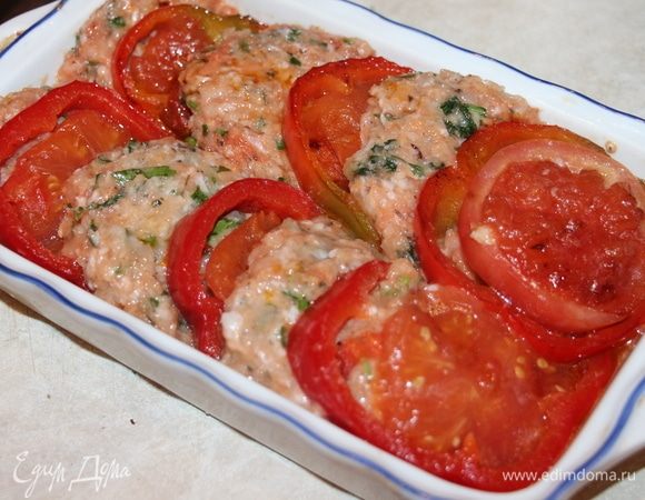 На сковороде обжарить помидоры с перцем с двух сторон. Затем в форму складываем котлету, за ней — перец с помидором и так чередуем. Запечь при температуре 180°C в духовке в течение 30 минут.