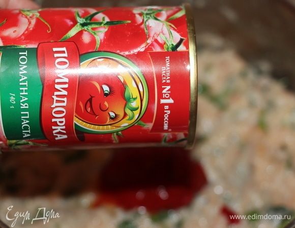 Фарш посолить, добавить базилик, петрушку, яйцо, соль, специи, панировочные сухари и 1 ч. л. томатной пасты ТМ «Помидорка», перемешать, сформировать котлеты.