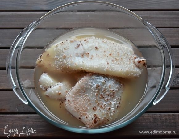 Кальмары залить кипятком на 2 минуты. Затем очистить от пленки, хорды и внутренностей, промыть под проточной водой.