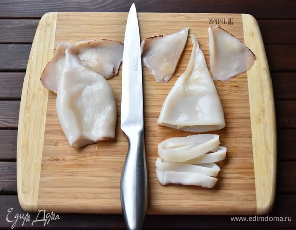 Отделить от тушки «ушки», нарезать их соломкой. Тушку нарезать кольцами.